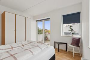 Seafront Apt - Bright, Beach, Direct Airport Metro