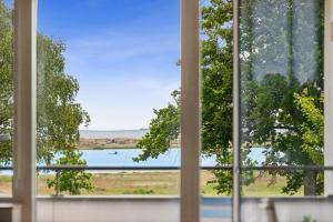 Seafront Apt - Bright, Beach, Direct Airport Metro