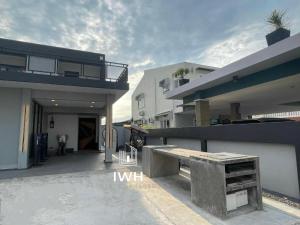 Ipoh 19A Villa for 14pax 6 Carpark with BBQ by IWH