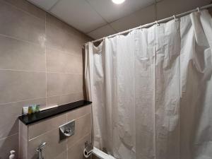 Modern 1BR Apartment Golf View Gym Pool