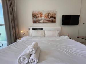 Modern 1BR Apartment Golf View Gym Pool