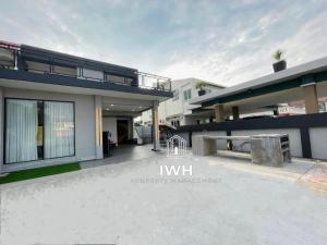 Ipoh 19A Villa for 14pax 6 Carpark with BBQ by IWH