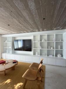 Luxury House steps from the Lagoon and the Beach