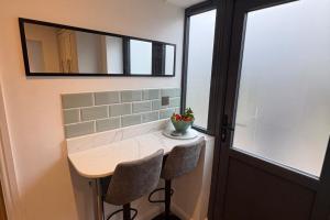Luxury Studio Apartment- Sleeps 2 -Patio- Parking