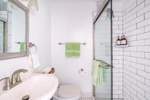 Jungle House Columbus Short North Downtown Free Parking - Steps to Convention Center & Nationwide Arena - 1BR Luxury Home - Sleeps 6 - Over 5,800 Five Star Stays