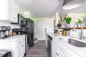 Jungle House Columbus Short North Downtown Free Parking - Steps to Convention Center & Nationwide Arena - 1BR Luxury Home - Sleeps 6 - Over 5,800 Five Star Stays