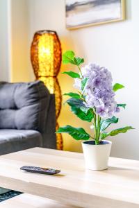 Jungle House Columbus Downtown Free Parking Sleeps 6 - Steps to Convention Center & Nationwide Arena - 1BR Short North Luxury Home - Over 5,800 Five Star Stays