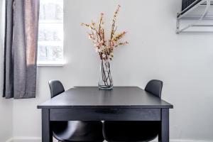 Jungle House Columbus Downtown Free Parking Sleeps 6 - Steps to Convention Center & Nationwide Arena - 1BR Short North Luxury Home - Over 5,800 Five Star Stays