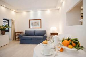 Modern Flat Historic 1200s Palace Steps from Navona