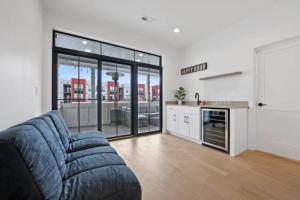 Jungle House Columbus Sleep 15 Downtown Ohio Free Parking - Near Convention Center & Nationwide Arena - 3BR Short North Luxury Home - Over 5,800 Five Star Stays