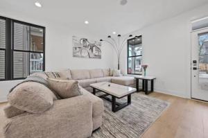 Jungle House Columbus Sleep 15 Downtown Ohio Free Parking - Near Convention Center & Nationwide Arena - 3BR Short North Luxury Home - Over 5,800 Five Star Stays