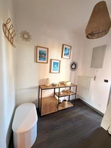 Studio terrasse au Port dHyères, Piscine, parking