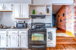 Jungle House Columbus Downtown Free Parking Sleeps 8 - Walk to Convention Center & Nationwide Arena - 1BR Short North Luxury Home - Over 5,800 Five Star Stays