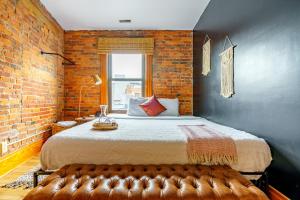 Jungle House Columbus Downtown Free Parking Sleeps 8 - Walk to Convention Center & Nationwide Arena - 1BR Short North Luxury Home - Over 5,800 Five Star Stays