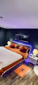 Omni Tower Sukhumvit Nana - Luxury Condominium