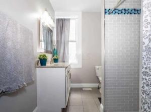 Jungle House Columbus Downtown Free Parking Sleeps 8 - Near Convention Center & Nationwide Arena - 2BR Short North Luxury Home - Over 5,800 Five Star Stays