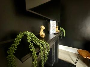 Jungle House Columbus Short North Downtown Free Parking - Near Convention Center & Nationwide Arena - 4BR Luxury Home - Sleeps 12 - Over 5,800 Five Star Stays