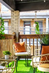 Jungle House Luxury Homes - Columbus Downtown Short North - Steps to Convention Center & Nationwide Arena - Sleeps up to 8 - Free Parking - Over 5,800 Five Stars