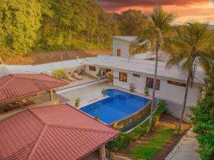 Walk to Beach - Hot Tub - King bed Suite and AC