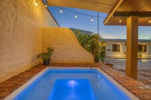 Walk to Beach - Hot Tub - King bed Suite and AC