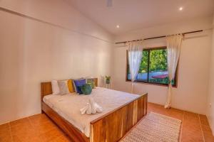 Walk to Beach - Hot Tub - King Suite and AC