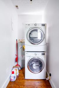 Jungle House Chillicothe - Luxury Downtown Homes Free Parking