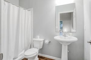 Updated, dog-friendly gem wfenced yard, foosball & pool tables, WiFi, fireplace