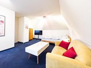 TraveNah - Ruhige 3-Zimmer-DG-Ferienwohnung im Grünen mit eigenem Eingang und Fahrradgarage