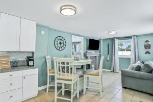 Lower Level 1 Block from 2 Beaches wPrivate Pool, High-Speed Wi-Fi