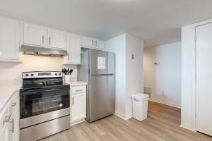 Waterfront condo with balcony, views, pool & tennis