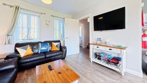 Nantucket Cottage - Part of the The Bay Filey Holiday Village with pool, gym and direct beach access, pub, restaurant, tennis and meadows walks