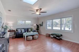 Beachside snowbird escape with fenced yard & washerdryer - walk to beach access