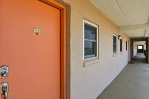 Ocean-view condo with a scenic balcony & WD - pool and beach access