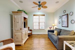 Luxury cottage with pools & multiple decks, 12 block to beach