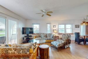 Spacious Seaside Cottage w Sunroom – 1-Minute Walk to Vilano Beach