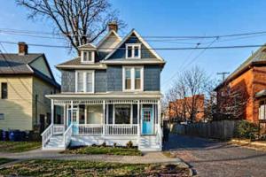 Jungle House Luxury Homes - Columbus Downtown Short North - Steps to Convention Center & Nationwide Arena - Sleeps up to 11 - Free Parking - Over 5,800 Five Stars