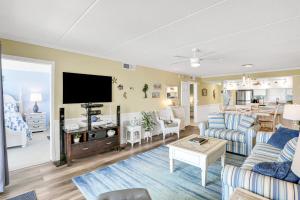 Ocean-view condo with a scenic balcony & WD - pool and beach access