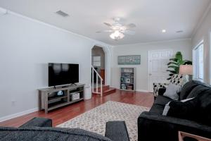 Beachside snowbird escape with fenced yard & washerdryer - walk to beach access