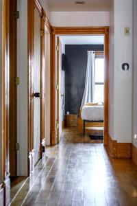 Jungle House Luxury Homes - Columbus Downtown Short North - Walk to Convention Center & Nationwide Arena - Sleeps up to 10 - Free Parking - Over 5,800 Five Stars