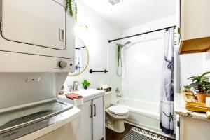 Jungle House Luxury Homes - Columbus Downtown Short North - Walk to Convention Center & Nationwide Arena - Sleeps up to 10 - Free Parking - Over 5,800 Five Stars