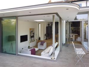10 Minute Walk from Twickenham Rugby Stadium - Architect designed family home
