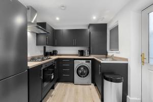 Large 4BR House - Sleeps 7 - Long Stays Great Location