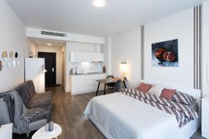 Spacious Pomegranate Studio beach front line