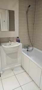 Cosy Room for 2 in a London Shared Flat