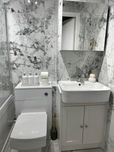 Modern 2 Bedroom House Near London City Airport, Excel, O2 & DLR with FREE Parking & Privet Entrance