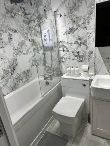 Modern 2 Bedroom House Near London City Airport, Excel, O2 & DLR with FREE Parking & Privet Entrance