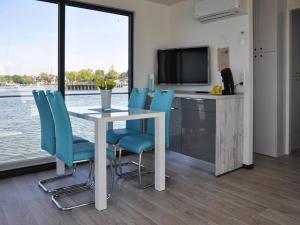 Hausboot Floating House Leni in Ribnitz-Damgarten