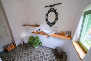 Weinrote Jurte für Genießer