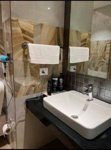 High Rise Floral Private Jacuzzi with Garden Patio