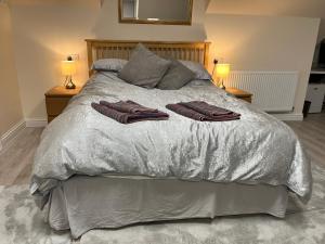 Quiet studio flat near University & QMC, King size bed